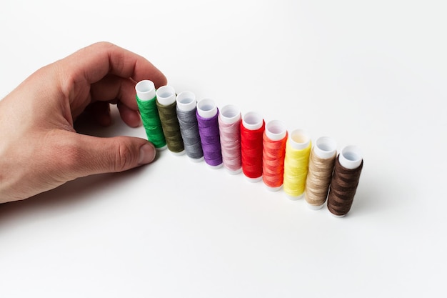 Broderie lucrată manual cu fire colorate