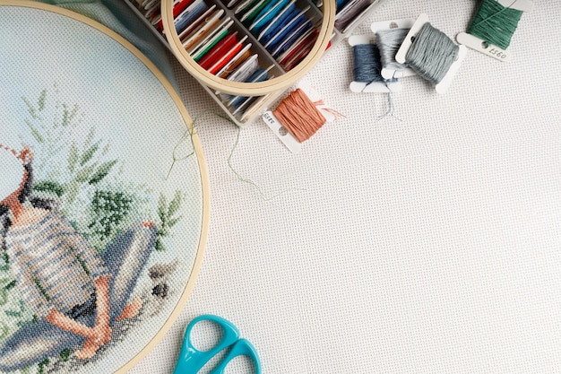 Mostre de broderie aranjate pe masă